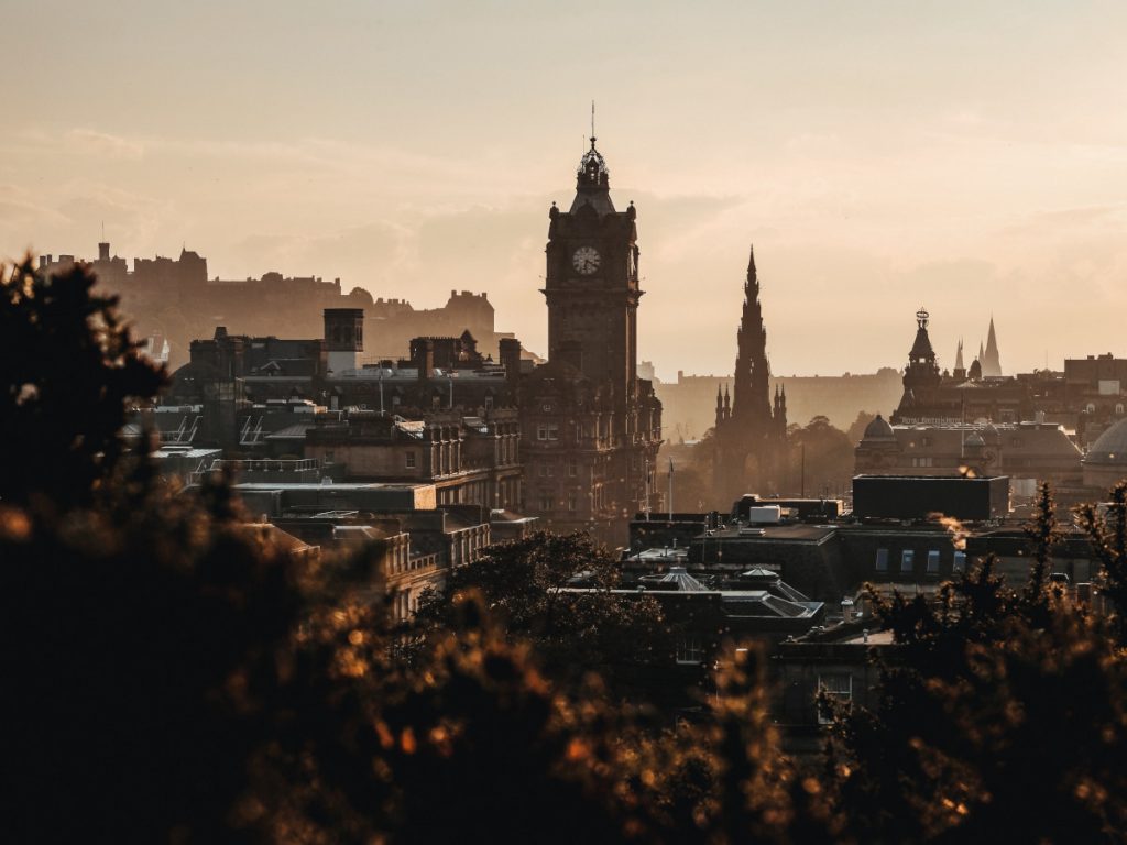 Calton Hill, Edimburgo, Escocia / Foto: Adam Wilson (unsplash)