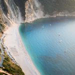 Myrtos Beach, Kefalonia, Grecia / Foto: George Prentzas (unsplash)