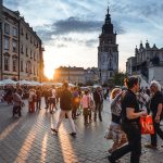 Turistas en la Plaza del Mercado Principal de Cracovia, Polonia / Foto: Jacek Dylag (unsplash)