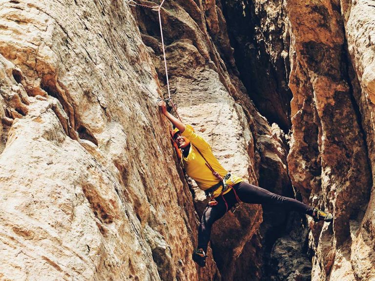 Cuántas calorías se quemas en escalada en roca / Foto: soroush karimi (unsplash)