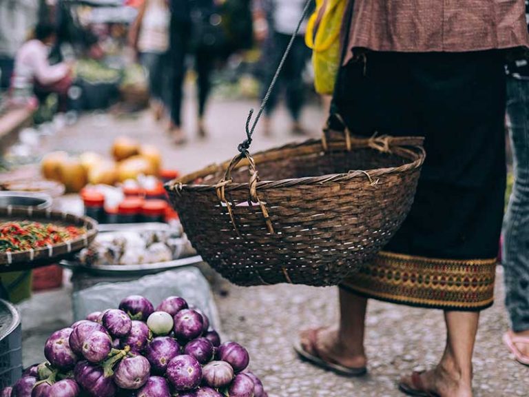 Mercado en Laos / Foto: Peter Hershey (unsplash)