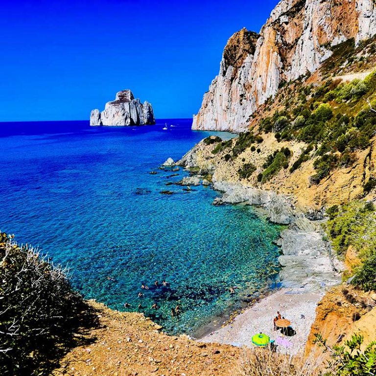 Scoglio Pan di Zucchero, Sardinia, Italy / Foto: Massimo Virgilio (unsplash)