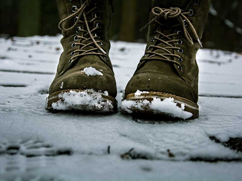 Las mejores botas de invierno para viajar / Foto: Arunas Naujokas (unsplash)