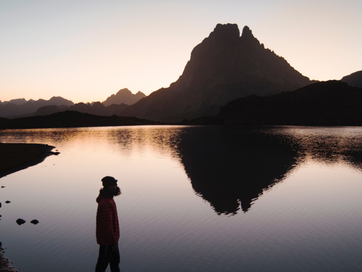 Lacs d'Ayous con el Pico Midi d'Ossau al fondo / Foto: julentto photography (unsplash)