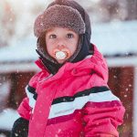 Esquiar con niños en el Pirineos Aragones / Foto: Janko Ferlic (unsplash)