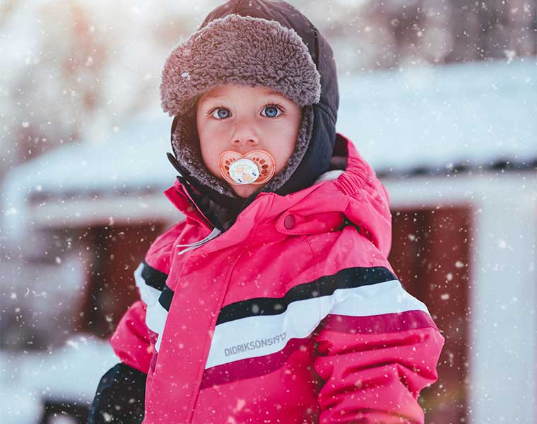 Esquiar con niños en el Pirineos Aragones / Foto: Janko Ferlic (unsplash)