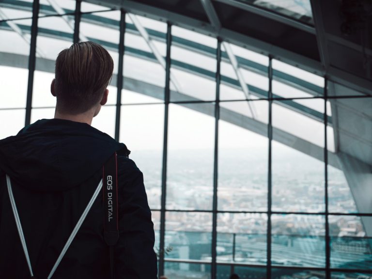 Salas de aeropuerto / Foto: Tom Fischer (unsplash)