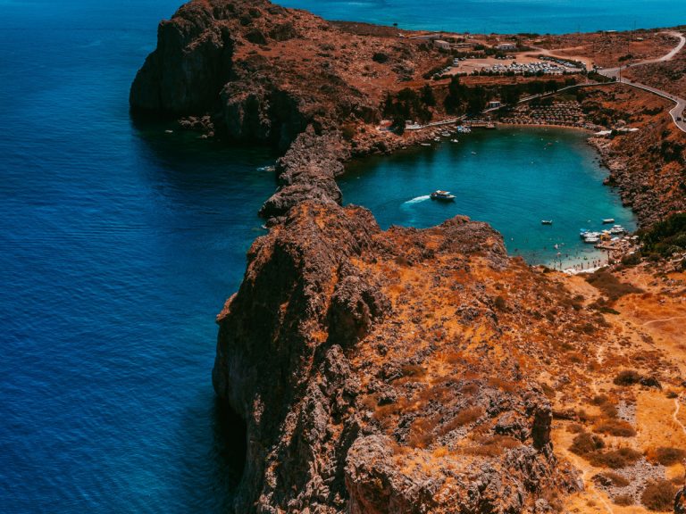 Bahía de St Pauls, Lindos, Grecia / Foto: Vlad Kiselov (unsplash)