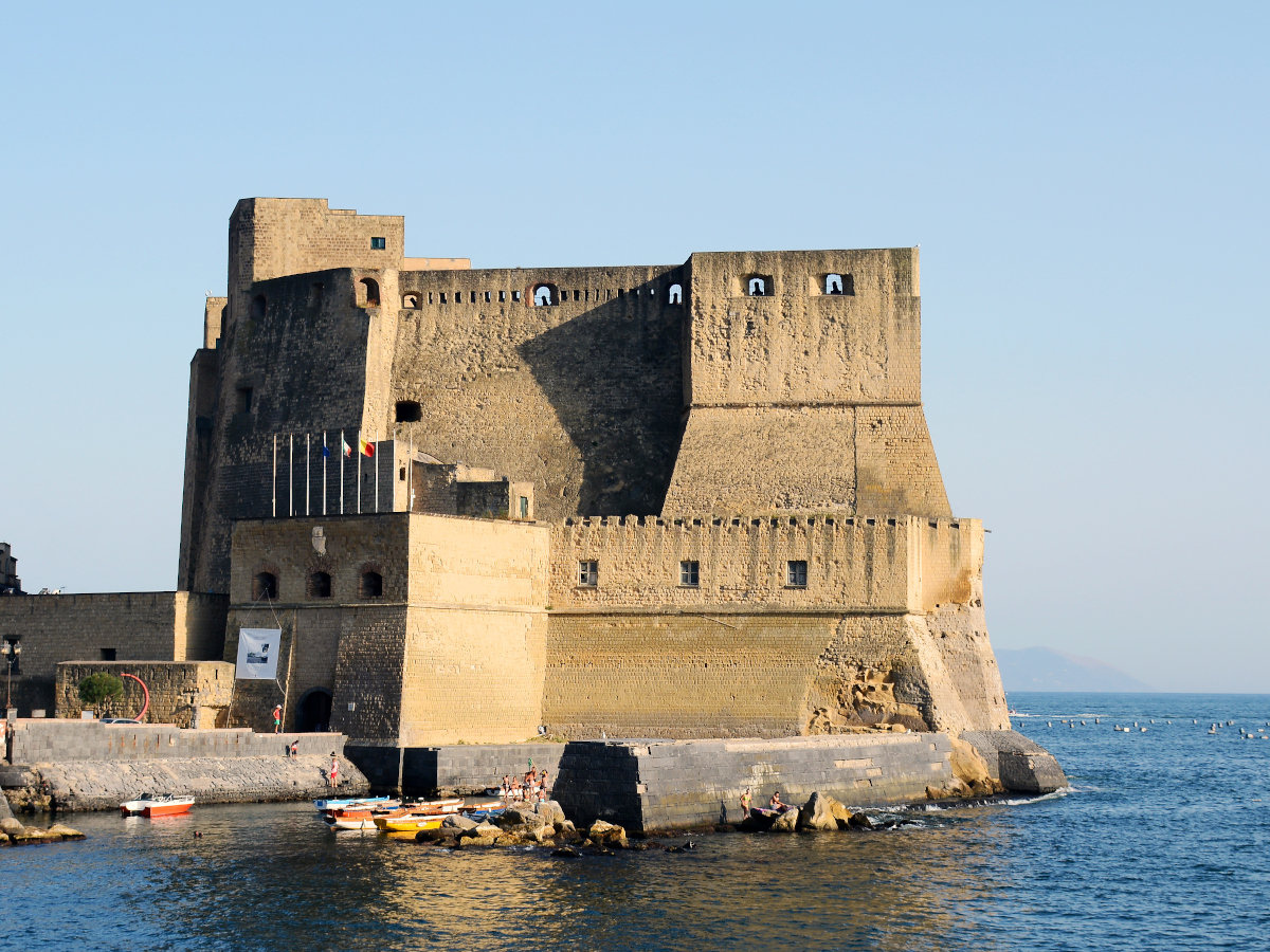 Castel dell'Ovo en Napoles / Foto: Livioandronico2013 [CC-BY-SA-4.0] Wikimedia Commons)