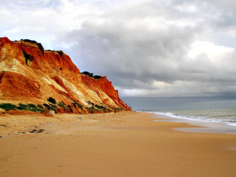 Praia da Falesia, Algarve / Foto: Subtle Awakening (unsplash)