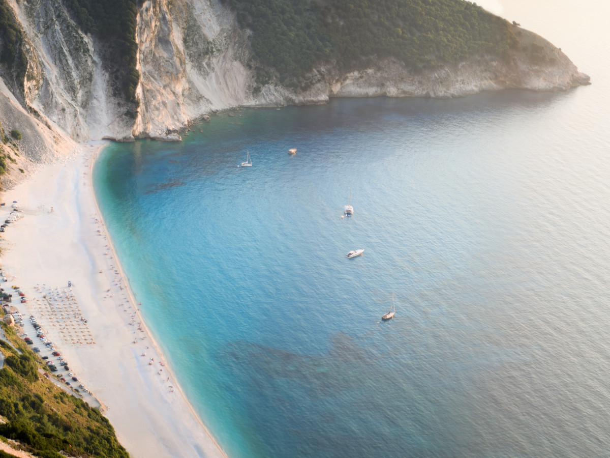 Myrtos Beach, Cefalonia , Grecia / Foto: george Prentzas (unsplash)