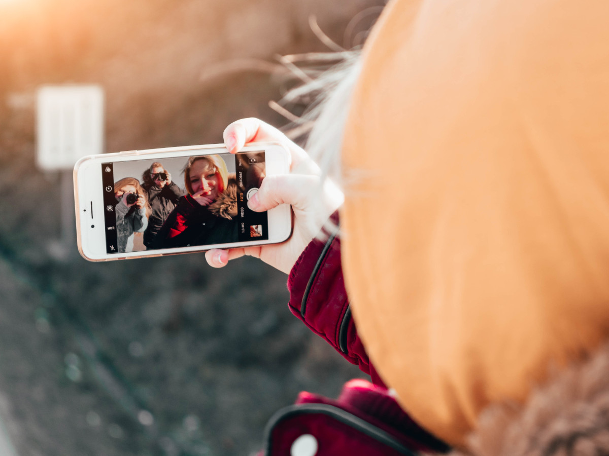 'Selfie' de viajes / Foto: Christian Wiediger (unsplash)