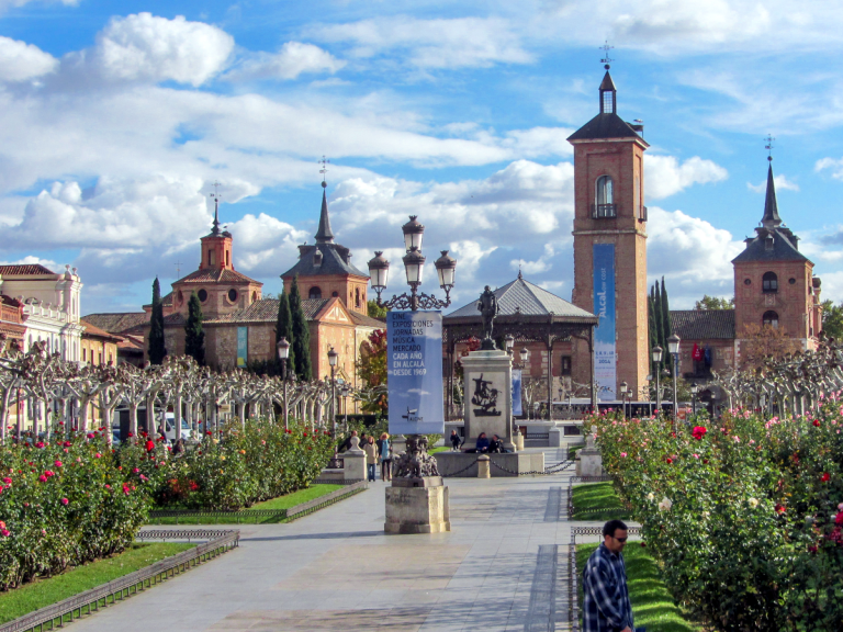 Plaza de Cervantes, Alcalá de Henares / Foto: Raimundo Pastor [CC BY-SA] Wikimedia Commons