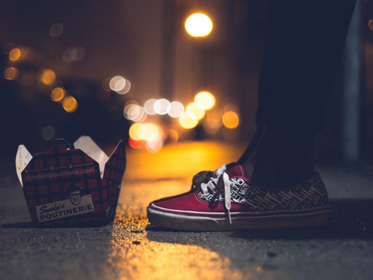 Zapatos y ciudades / Foto: Erik Mclean (unsplash)