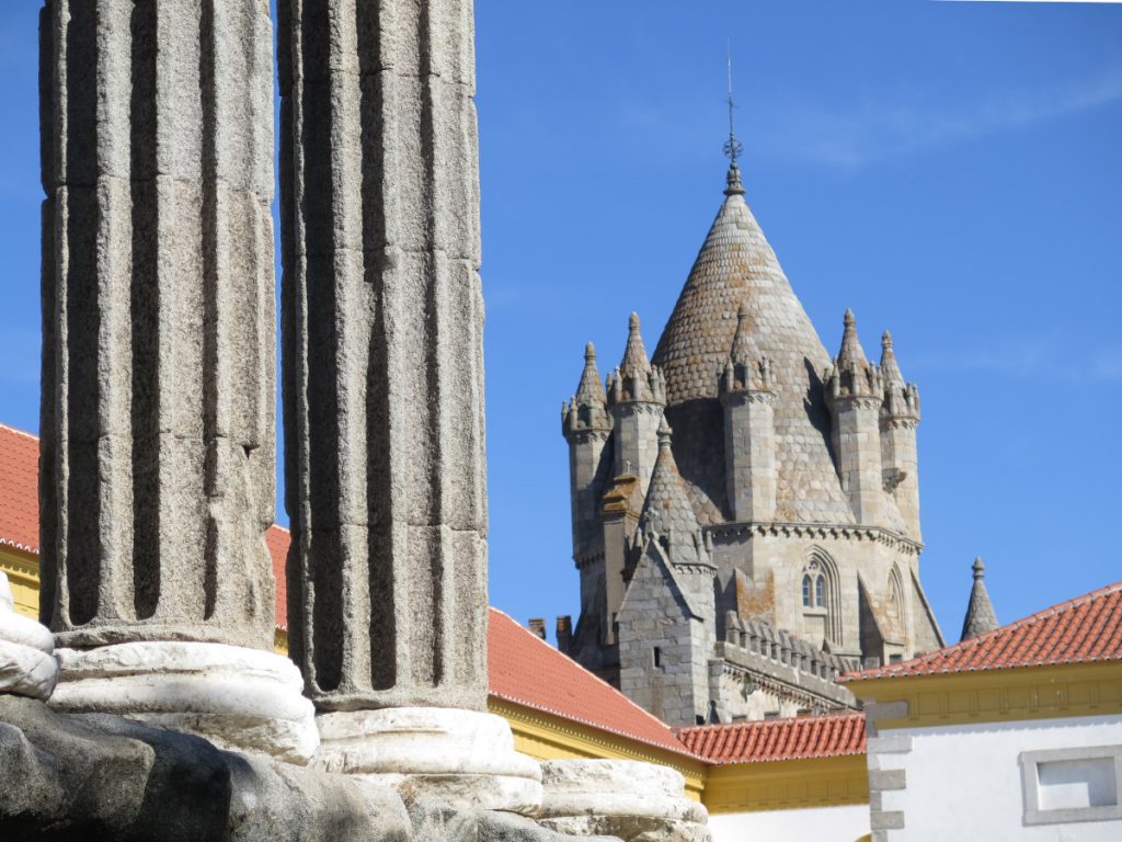 Vista de la Catedral desde las Ruinas del Templo Romano, Évora, Alentejo, Portugal. Foto: Eduardo Azcona