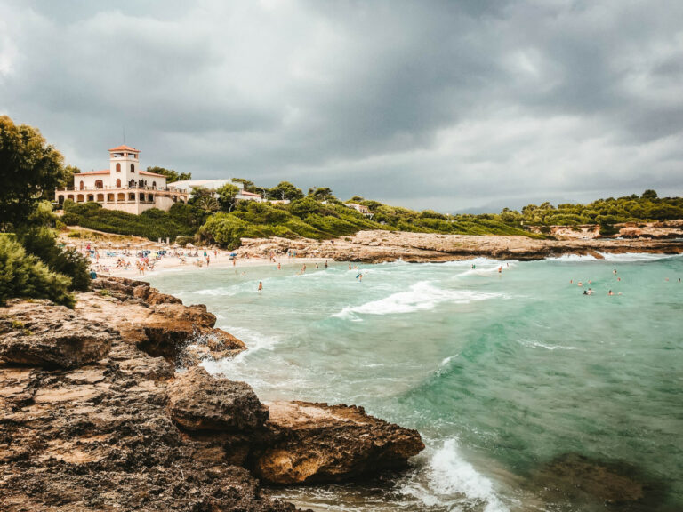 Alcudia con niños. / Foto: Karin Hiselius (Unsplash)